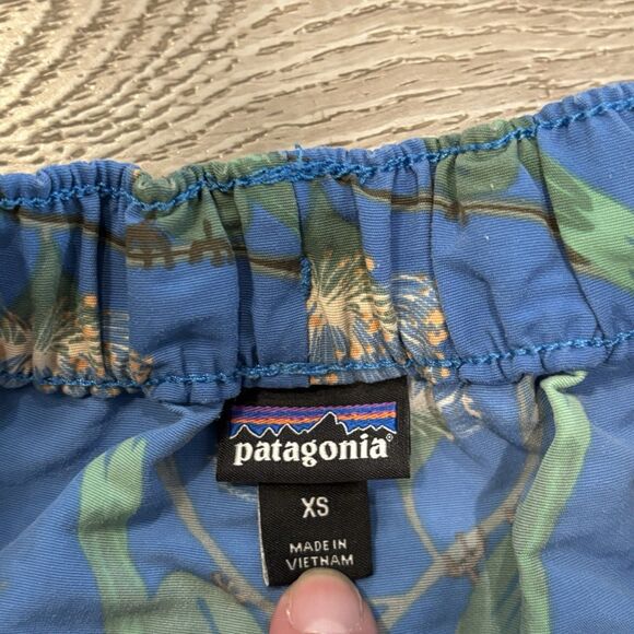 Patagonia Barely Baggies Women's XS Parrots Port Blue Print 2.5" Short Tropical - Picture 5 of 8